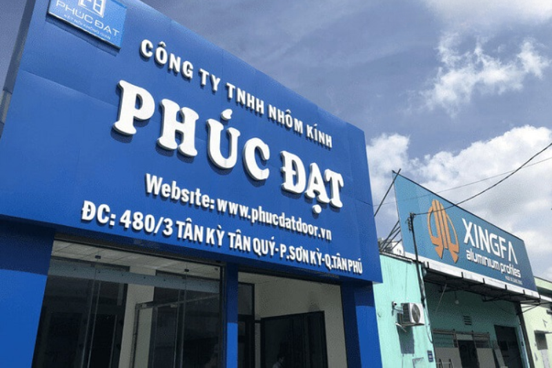 Bảng hiệu nhôm kính phong cách tối giản