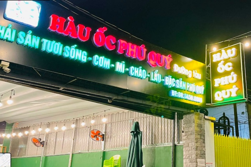 Bảng hiệu quán ốc đẹp giúp quán ăn tối luôn đông khách.