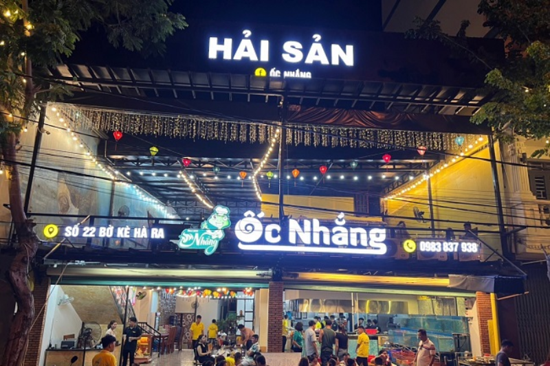 Bảng hiệu quán ốc đẹp góp phần tăng độ nhận diện thương hiệu.