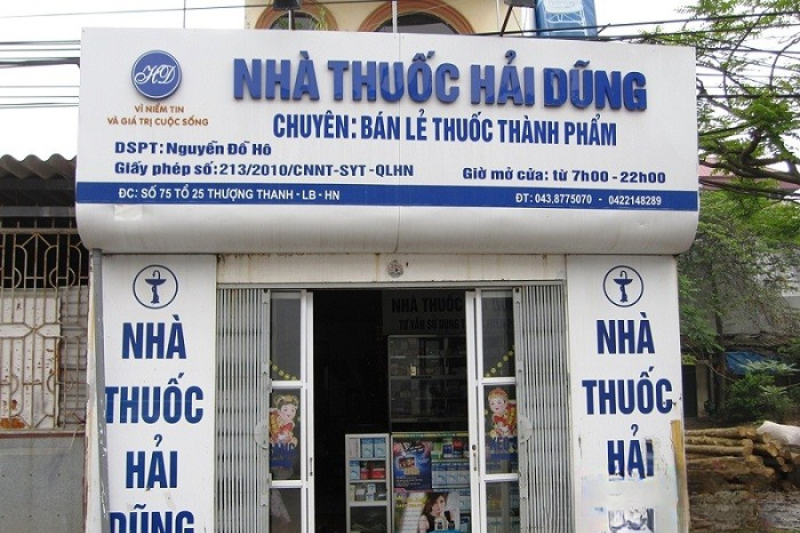 Bảng hiệu quầy thuốc nổi bật, dễ quan sát từ mặt đường