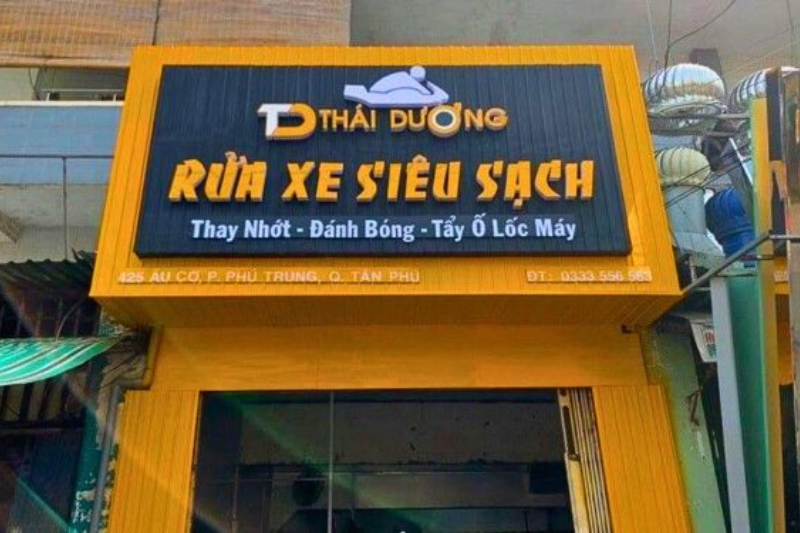 Bảng hiệu sửa xe đứng phù hợp đặt trước cửa tiệm sửa xe.