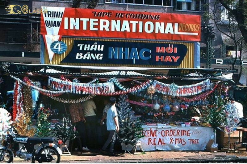 Bảng hiệu tạp hoá xưa thân thuộc nơi góc phố