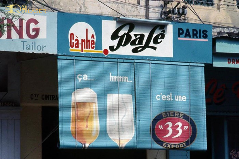 Bảng hiệu tiệm may xưa với chữ vẽ tay truyền thống