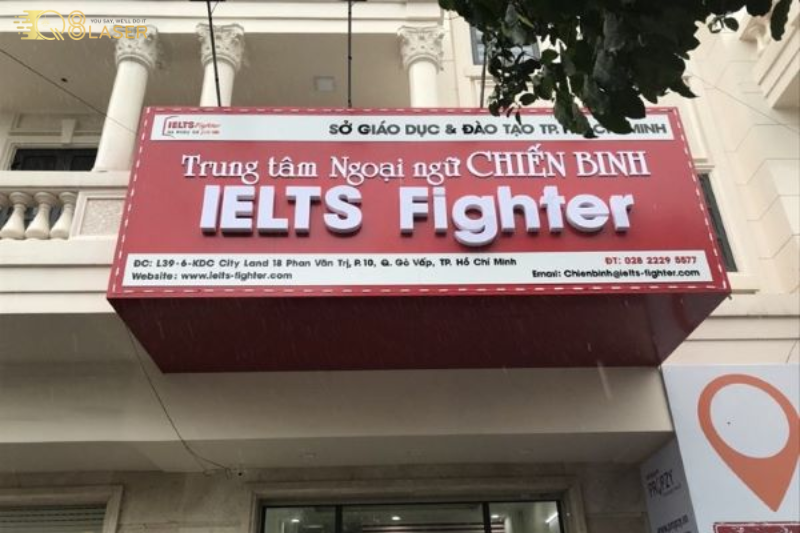 Bảng hiệu trung tâm ngoại ngữ nổi bật ban đêm