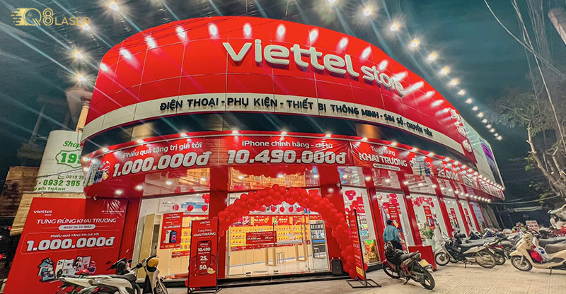 Bảng hiệu Viettel dễ nhìn từ xa.