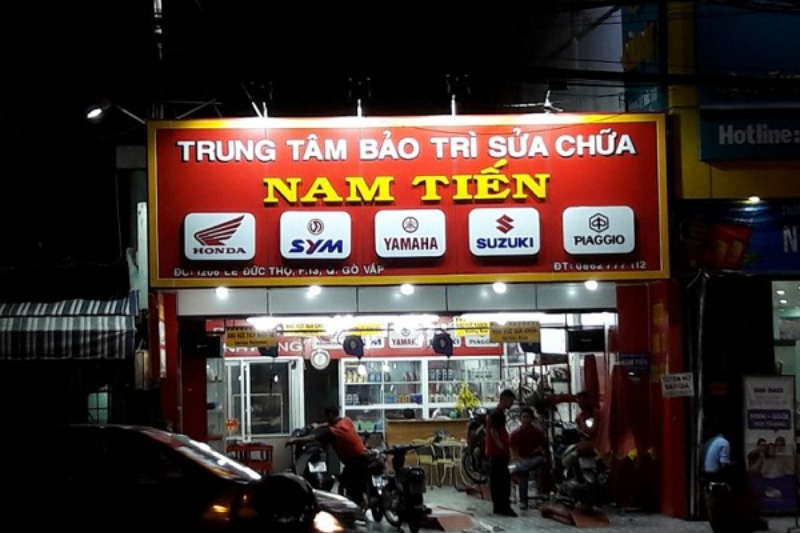 Bảng hiệu xe máy thể hiện rõ dịch vụ sửa chữa và bảo dưỡng.