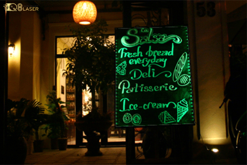 Bảng menu dạ quang thu hút khách ban đêm