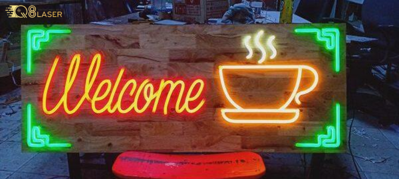 Bảng quảng cáo dạ quang nổi bật trong bóng tối