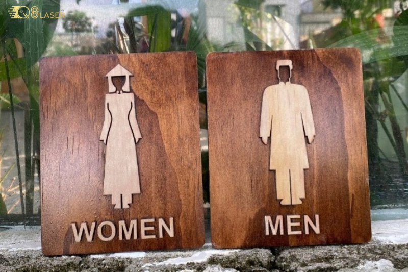 Bảng WC đẹp sử dụng biểu tượng nhà vệ sinh nam và nữ rõ ràng.