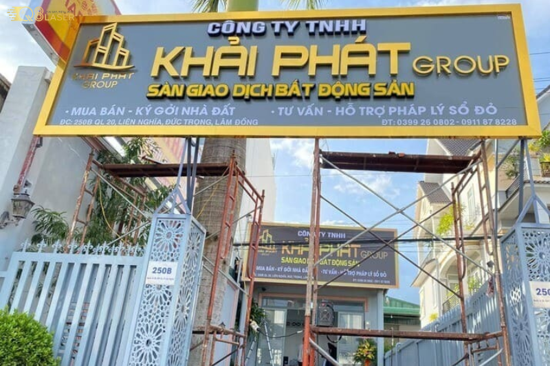 Biển bán đất, bảng hiệu mua bán nhà đất rõ ràng, dễ thu hút khách.