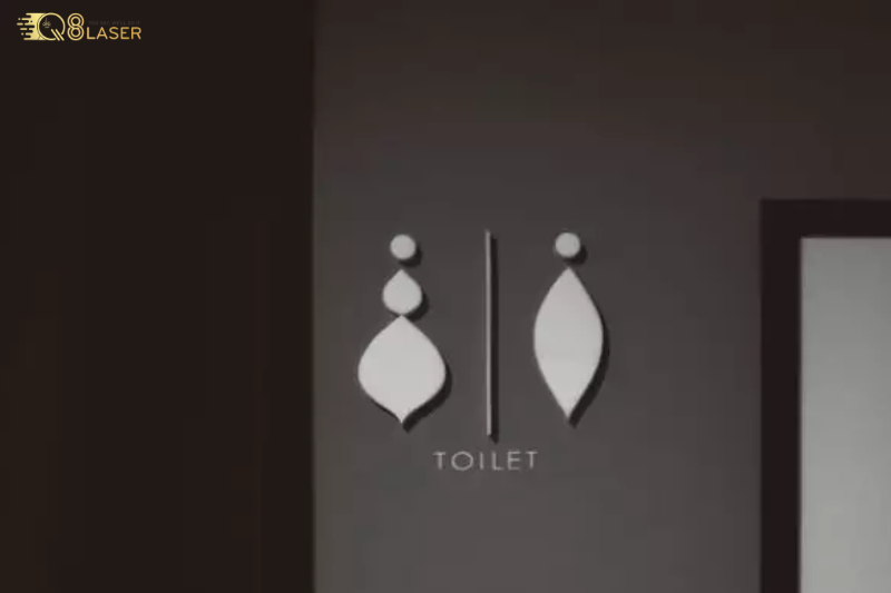 Biển báo nhà vệ sinh nam nữ chuẩn quy cách, dễ lắp đặt trong không gian công cộng.