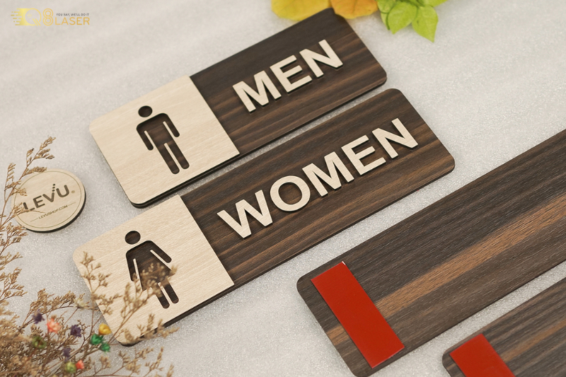 Biển báo toilet đẹp sử dụng biểu tượng toilet nam nữ trực quan, dễ hiểu.