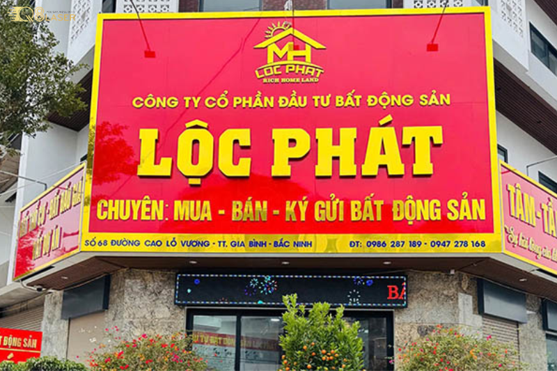 Biển bất động sản đẹp, màu sắc nổi bật.