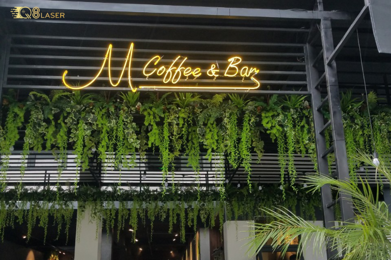 Biển cafe đẹp giúp quán nổi bật giữa phố đông