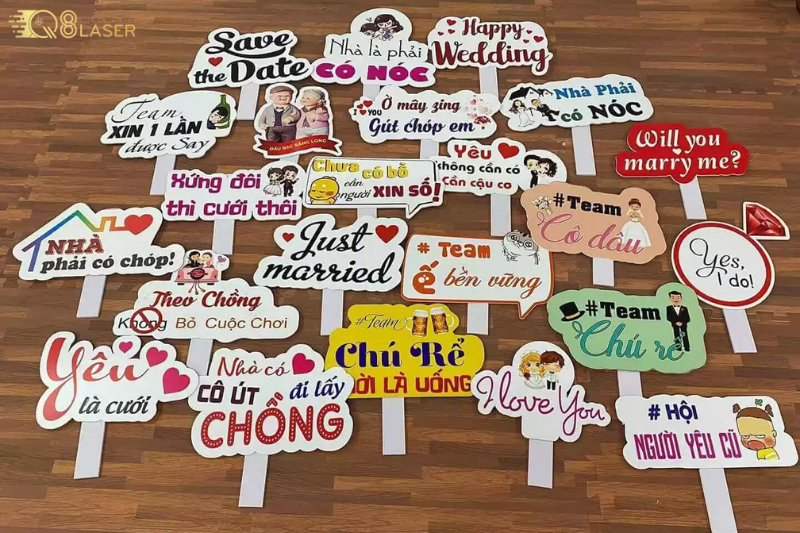 Biển cầm tay check in thu hút người chụp