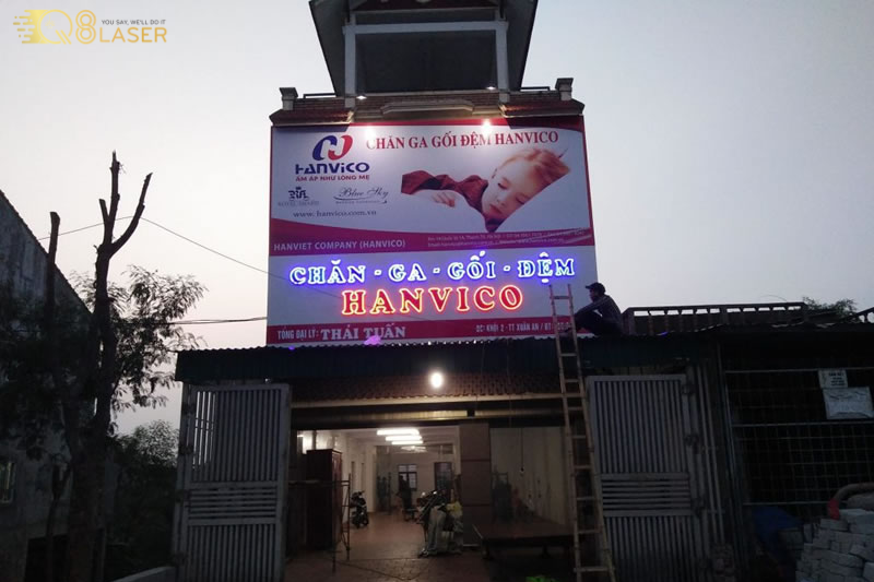 Biển chăn ga gối đệm nổi bật ban ngày