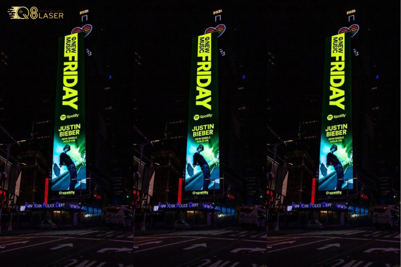 Biển chữ sáng thu hút ánh nhìn