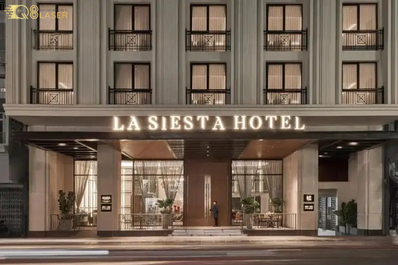 Biển hiệu khách sạn hiện đại, ánh sáng đẹp