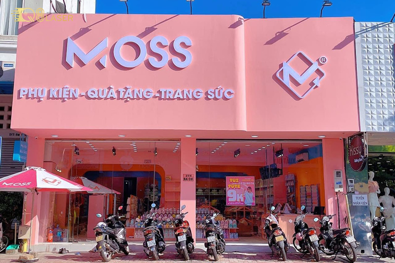 Biển hiệu màu hồng nhẹ nhàng, phù hợp khách nữ