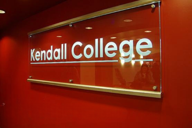 Biển hiệu nhôm kính gắn mặt tiền