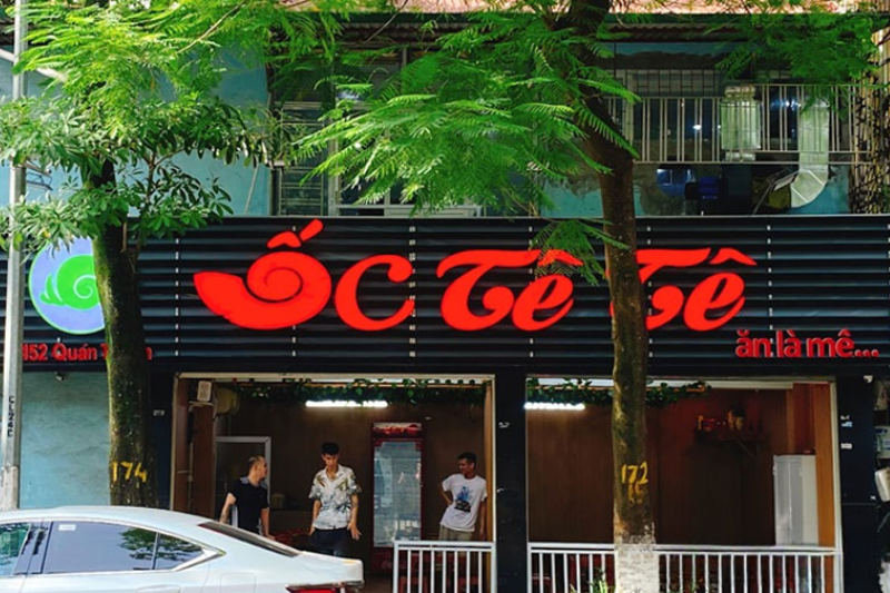 Biển hiệu quán ốc đơn giản nhưng vẫn thể hiện rõ ngành nghề.