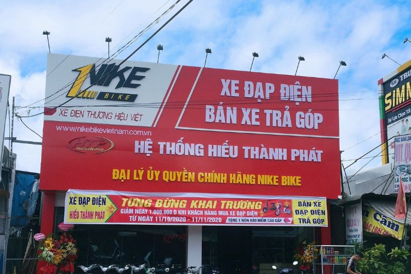 Biển hiệu sửa xe máy giúp tiệm dễ nhận diện ban ngày lẫn ban đêm.