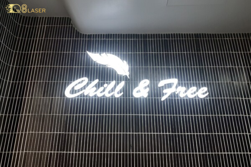 Biển hiệu treo tường thiết kế tinh tế, dễ thi công