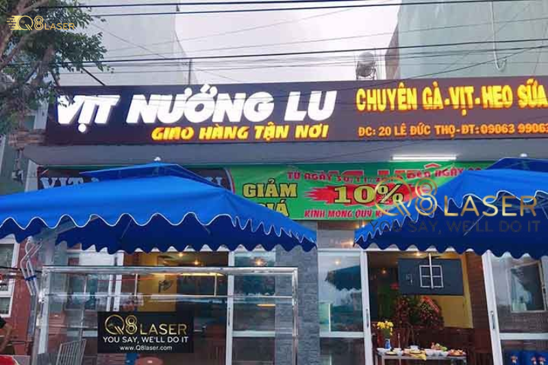 Biển hiệu vịt quay chữ rõ, màu sắc nổi bật