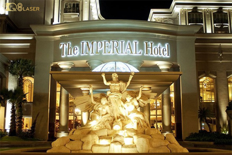 Biển khách sạn đẹp, ánh sáng hài hòa