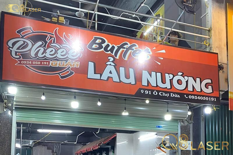 Biển lẩu nướng nổi bật, thu hút khách từ xa