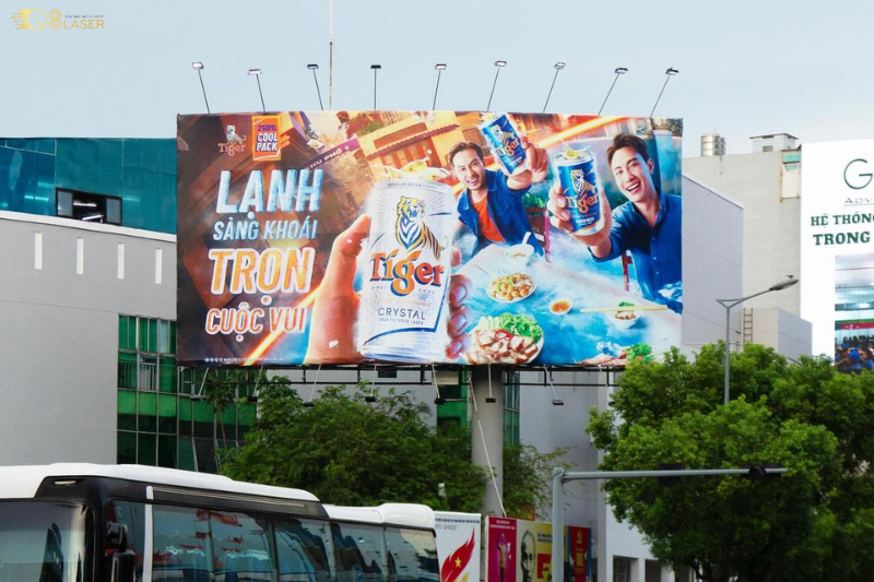 Biển ngoài trời dễ nhìn từ xa