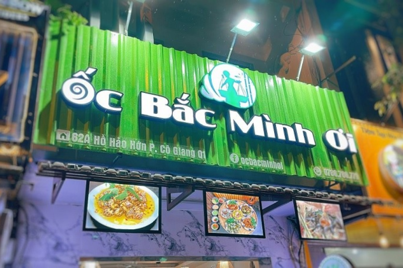 Biển ốc đẹp giúp quán ghi điểm ngay từ ánh nhìn đầu tiên.