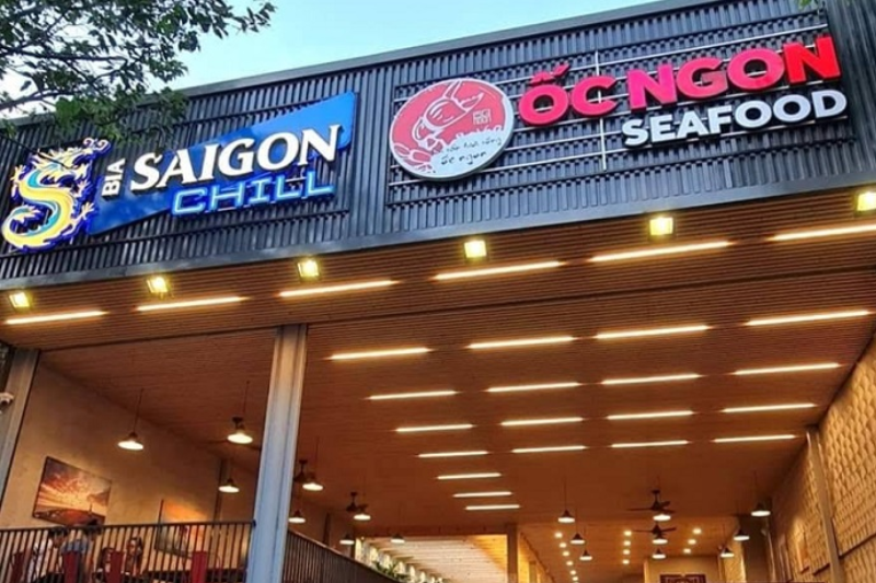 Biển ốc gắn mặt tiền giúp không gian quán thêm chuyên nghiệp.