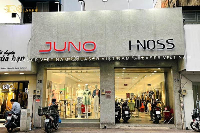 Biển quần áo thiết kế gọn gàng, phù hợp khu phố