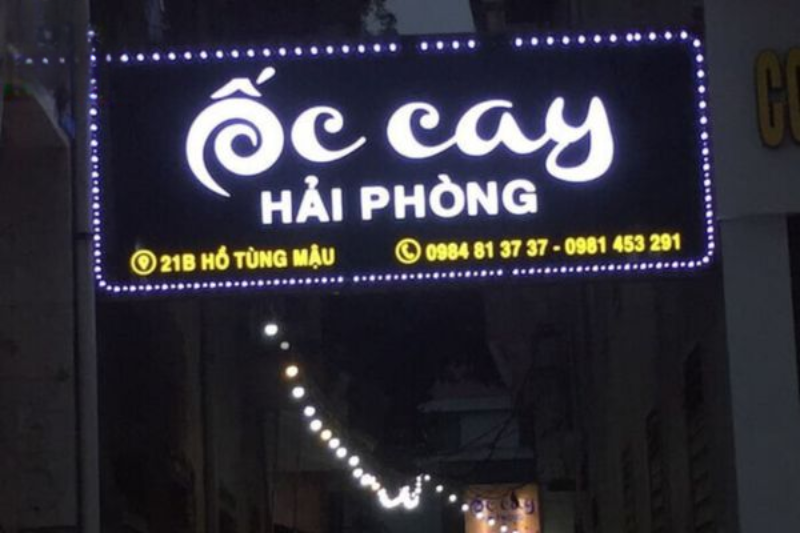 Biển quán ốc đẹp kết hợp đèn LED giúp quán luôn nổi bật ban đêm.