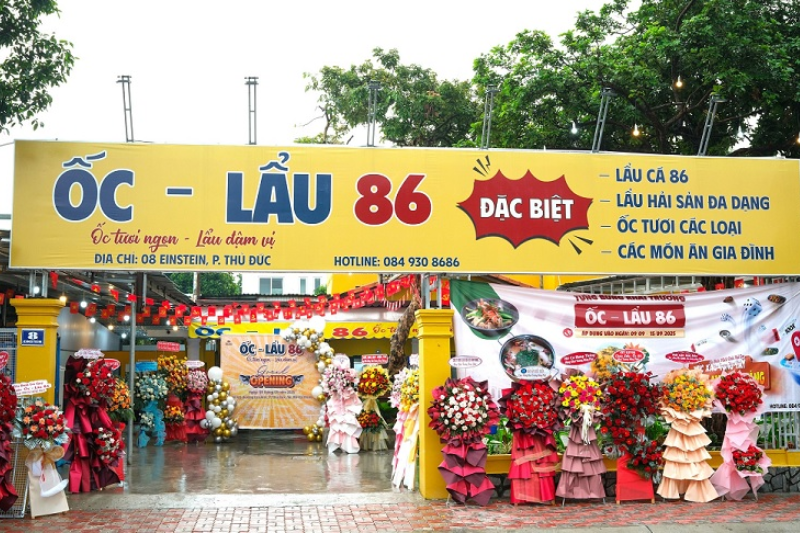 Biển quán ốc kết hợp màu sắc nổi tạo cảm giác ngon miệng.