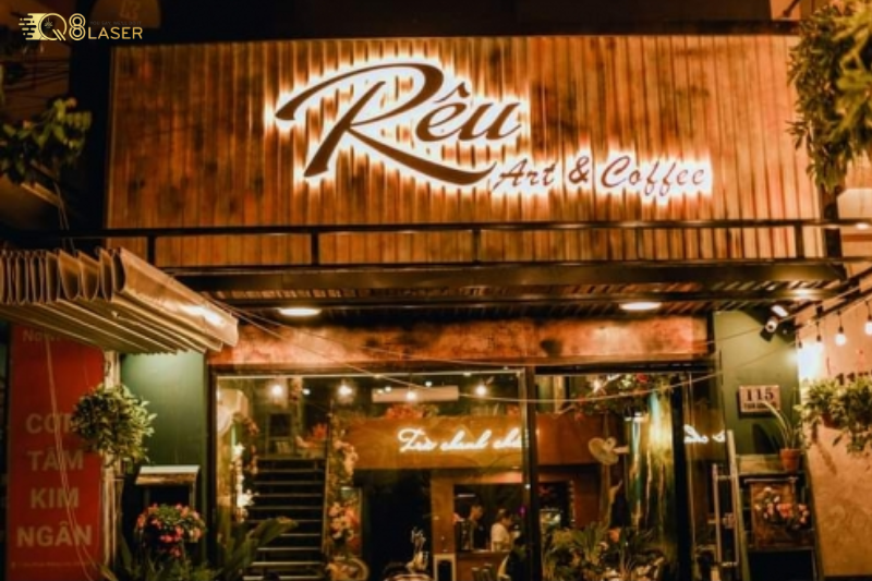 Biển quảng cáo bằng tôn sóng cho mặt tiền nhỏ