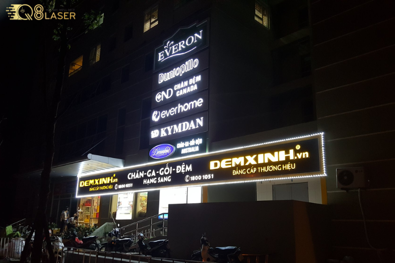 Biển quảng cáo chăn ga gối đệm thu hút người đi đường