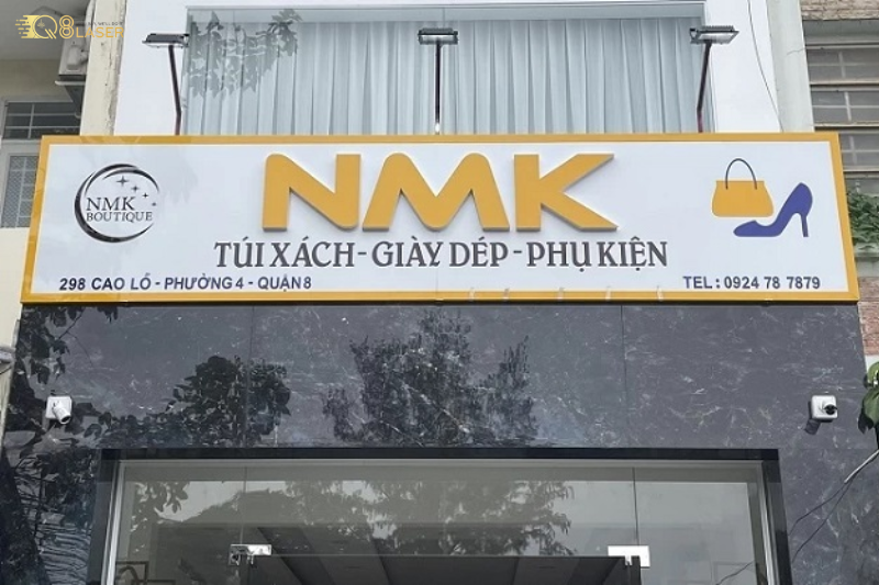 Biển quảng cáo giày dép nổi bật mặt tiền