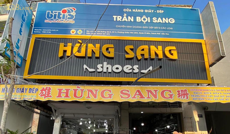 Biển quảng cáo giày dép thu hút người nhìn