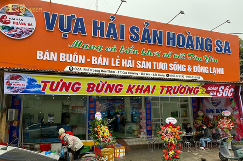 Biển quảng cáo hải sản tươi sống rõ ràng, dễ đọc