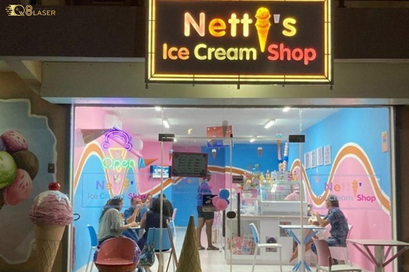 Biển quảng cáo kem tươi nổi bật trước cửa tiệm