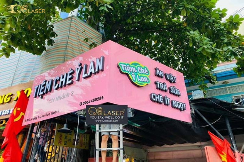 Biển quảng cáo màu hồng nhạt nhẹ mắt, dễ nhìn