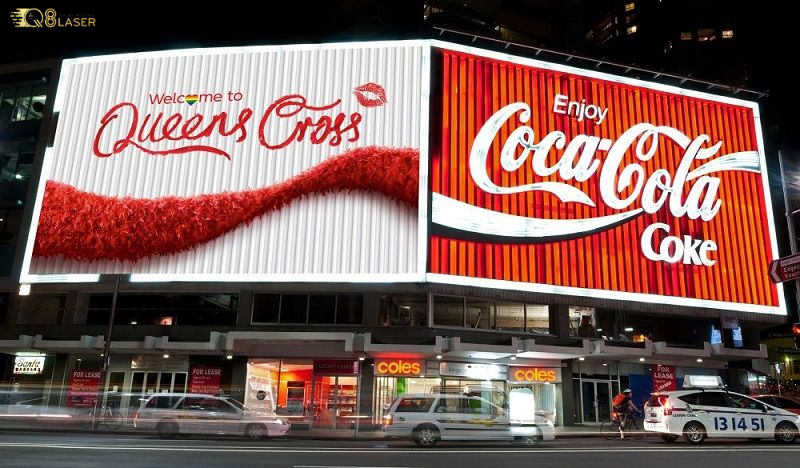 Biển quảng cáo ngoài trời nổi bật giữa không gian rộng