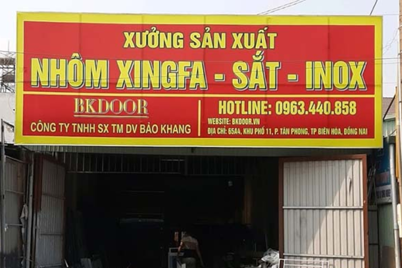 Biển quảng cáo nhôm kính ngoài trời