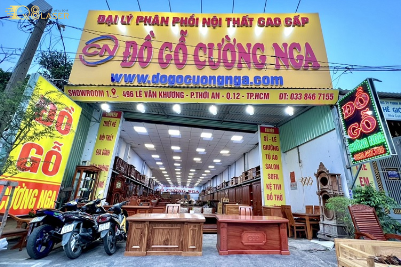Biển quảng cáo nội thất nổi bật ban đêm