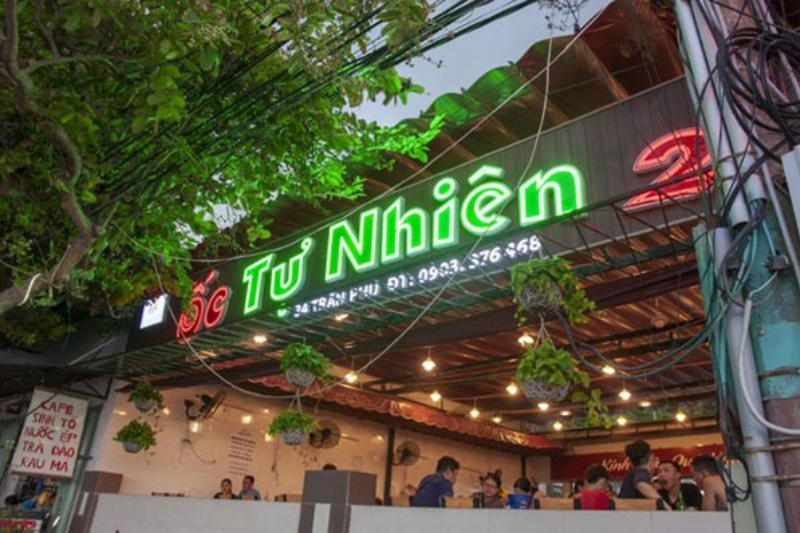 Biển quảng cáo ốc nổi bật, dễ thu hút khách qua đường.