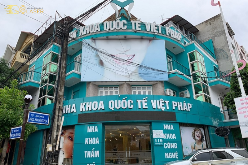 Biển quảng cáo phòng khám rõ thông tin, dễ đọc