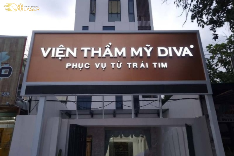 Biển quảng cáo phun xăm thẩm mỹ ban đêm