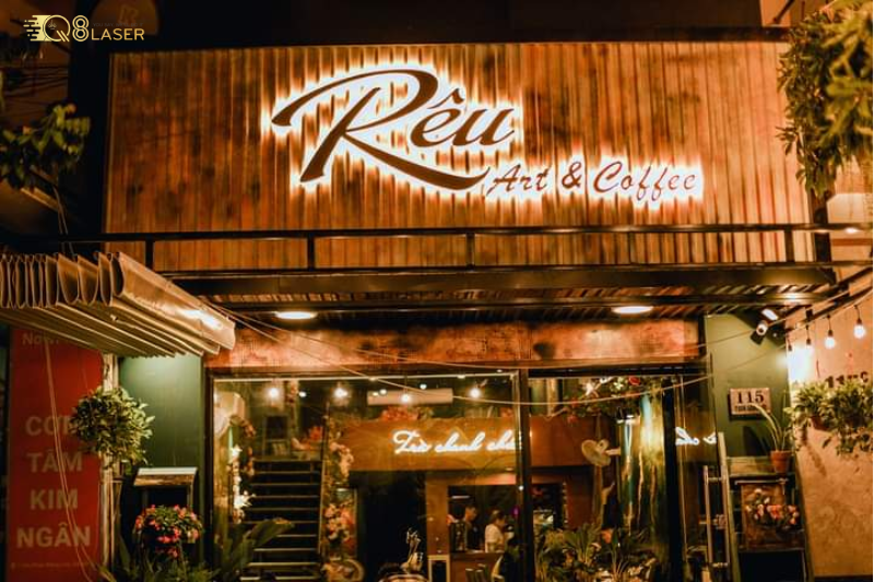 Biển quảng cáo quán cafe nổi bật ban đêm